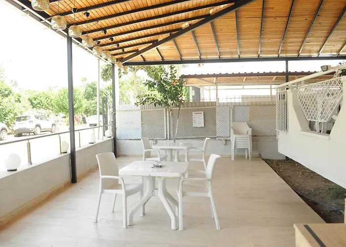 Kemer Hostel מלון